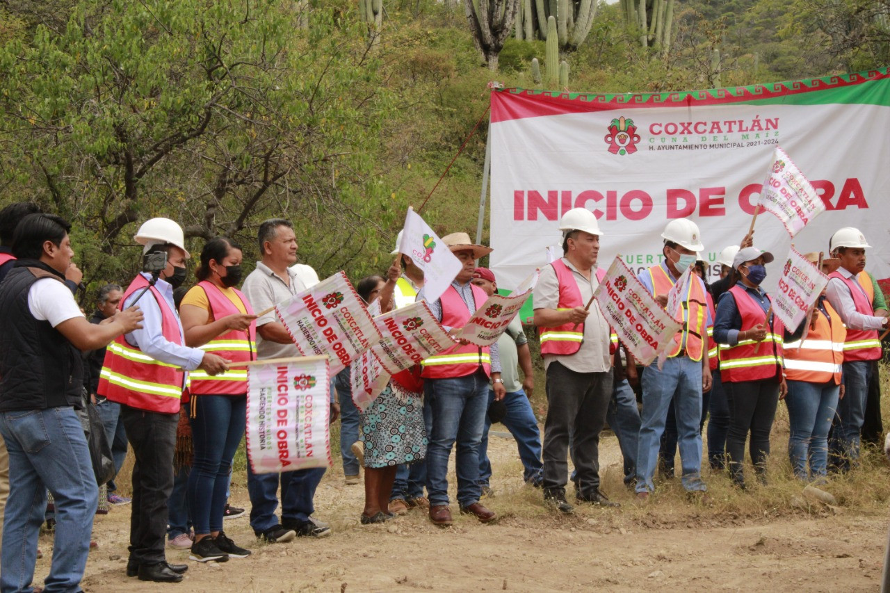 Banderazo de obra en la junta auxiliar de Calipan: para red de agua potable.